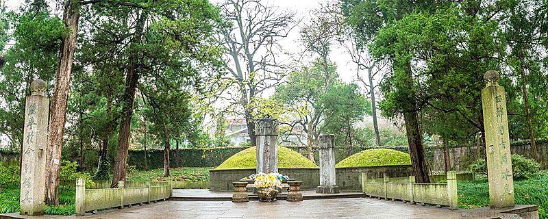 岳飞墓坐落在哪里