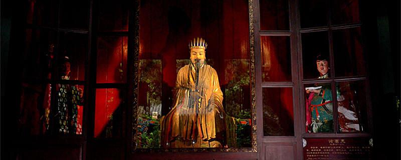 初出茅庐的主人公是谁