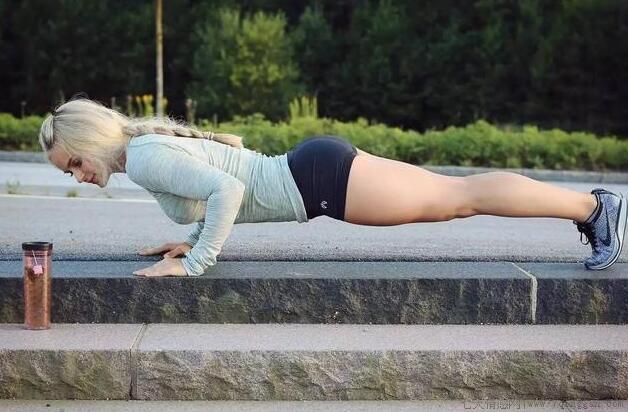 女生一个俯卧撑都做不了怎么办