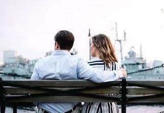 适度分享脆弱拉近距离:别总装完美,真实更讨喜