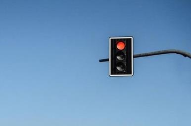 为什么红绿灯要用红色表示停止?