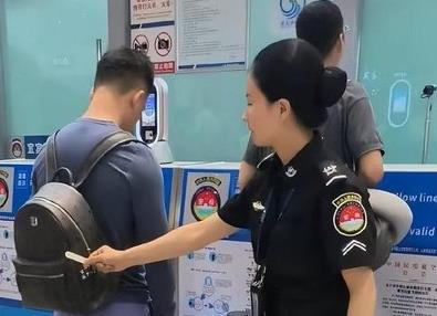 坐飞机过安检时擦的小纸片是什么?