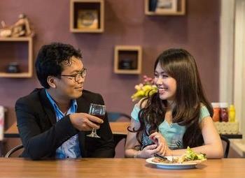 亲友背书式相亲，靠谱底色下的情感试探