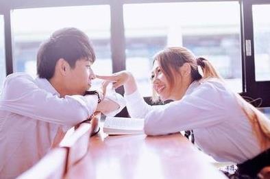 搭讪时读懂对方信号，进退有度不尴尬