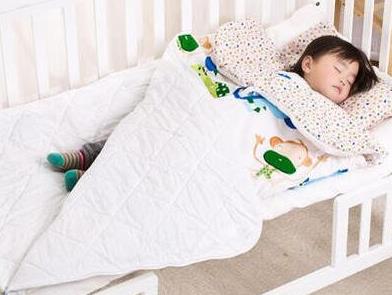 婴儿用睡袋好还是被子好呢?