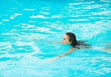 泳镜大框和小框哪个好?