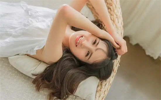 女生夹屁股绷腿趴着什么毛病