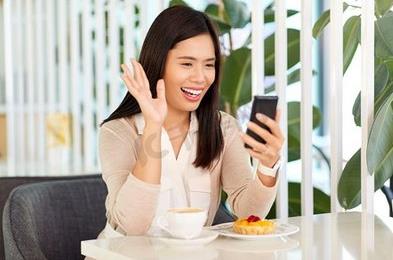 异地情侣视频通话时总感觉没话说怎么办