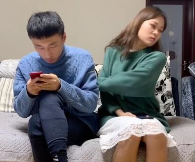 老公/老婆总是玩手机不理你?试试这个方法