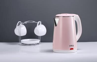 热水壶里的厚水垢怎么去除？不用白醋，两样东西管用