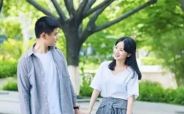 如何吸引喜欢的男生主动?