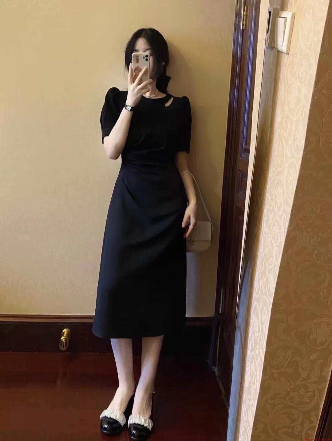 黑色连衣裙子配鞋子的图片