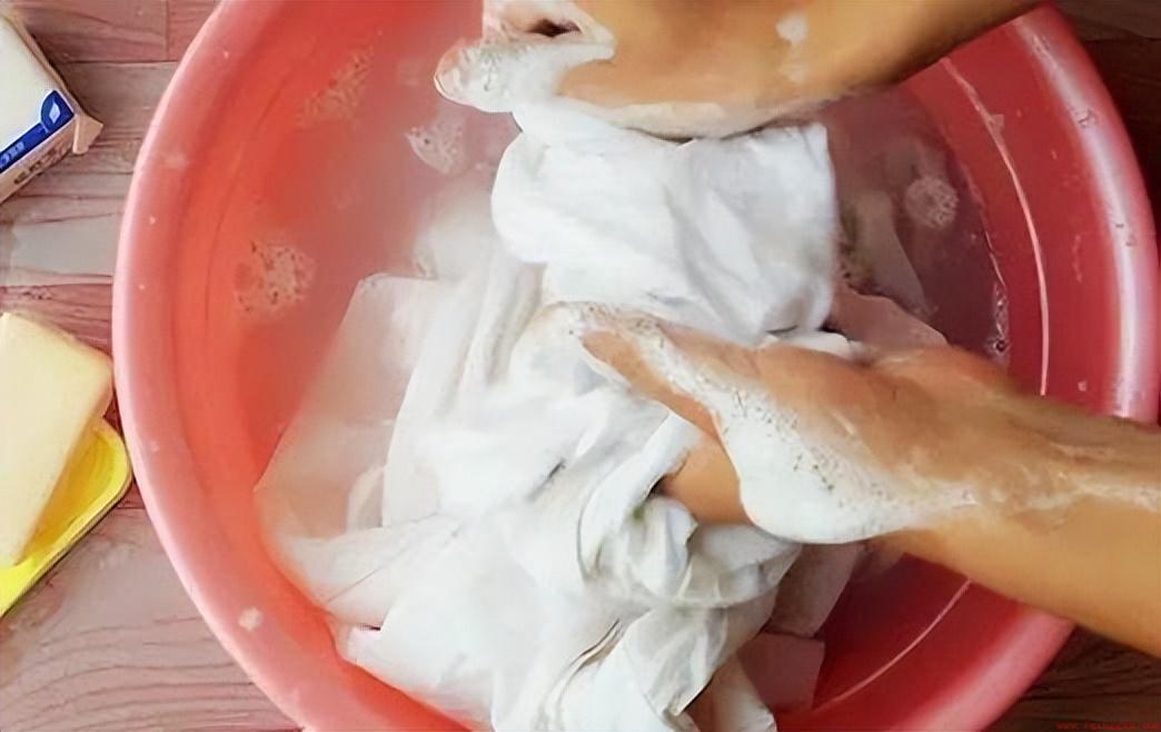 白衣服为什么会发黄