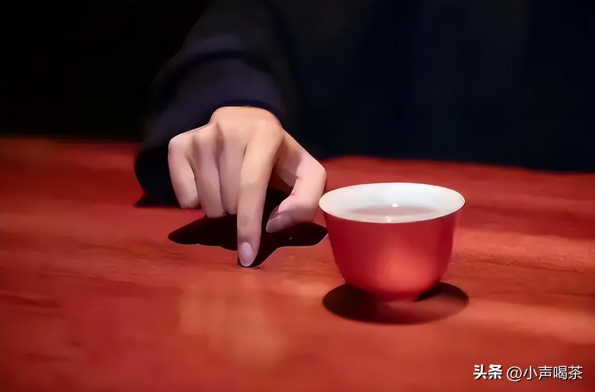 别人倒茶时怎样敲手指