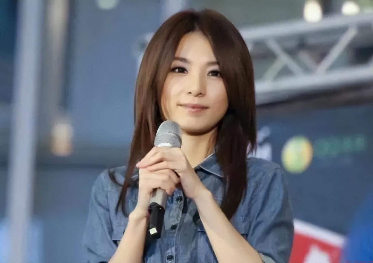 从SHE单飞后的才女hebe简介