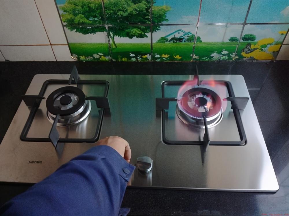 炉灶打着火了一松手就灭