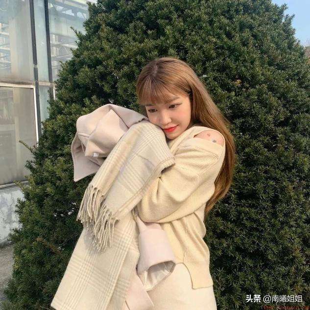 染什么颜色头发显皮肤白显年轻