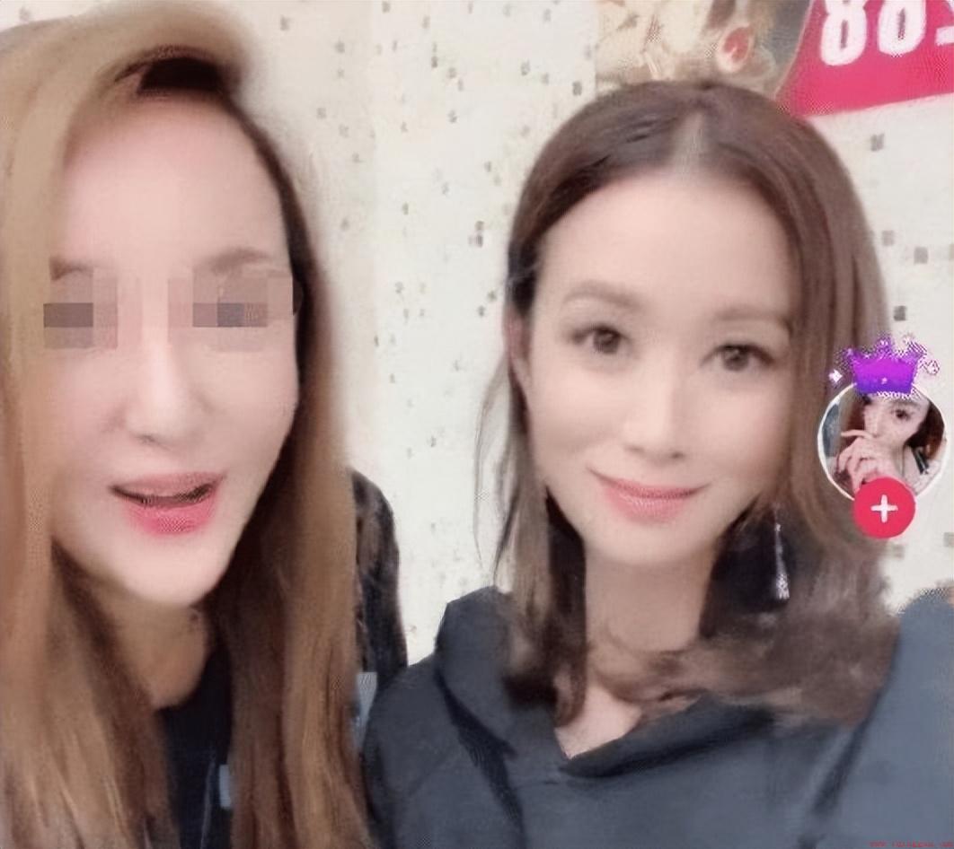 照镜子觉得自己好看照片特别丑