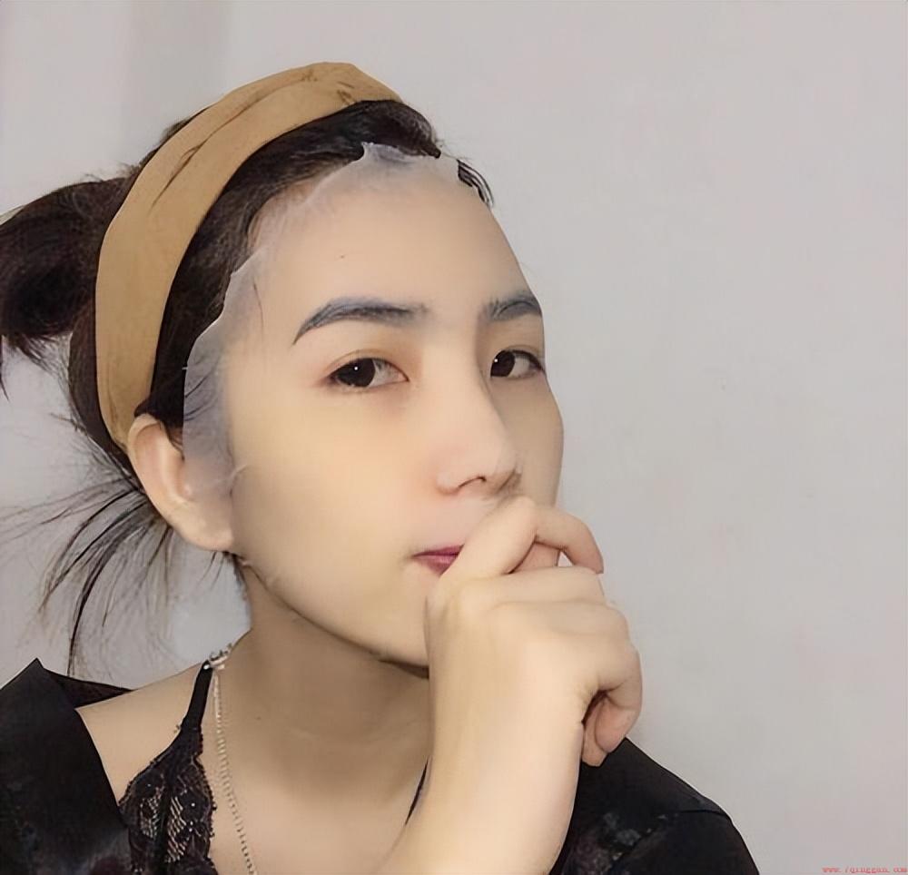 夜间比白天照镜子好看的原因