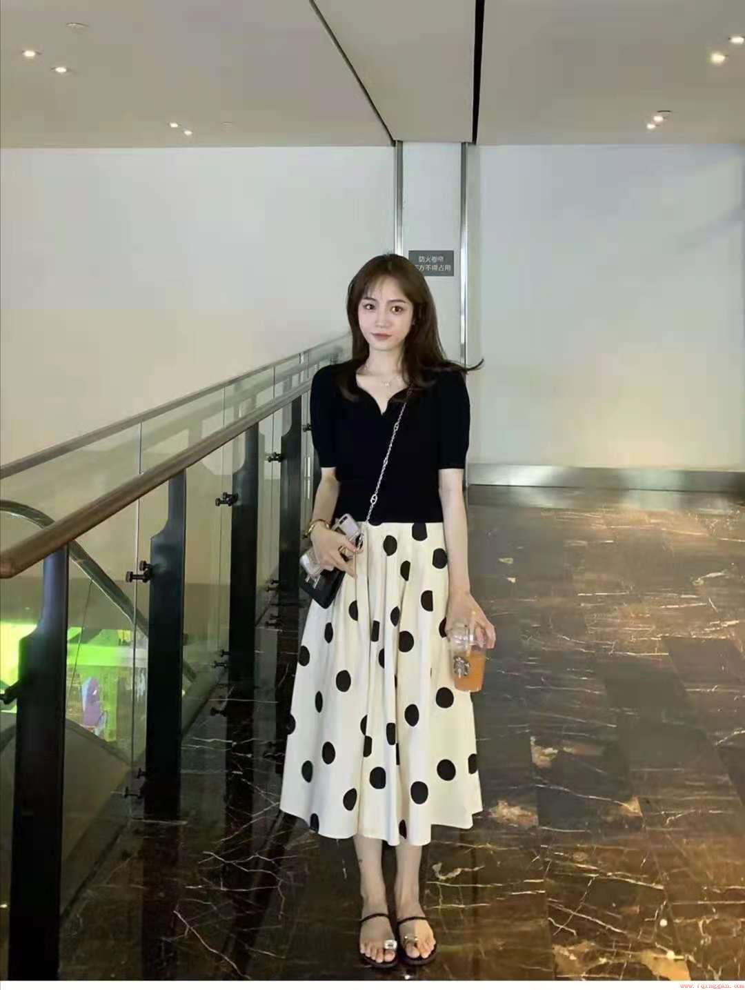 穿波点半身裙应该配哪些衣服示范