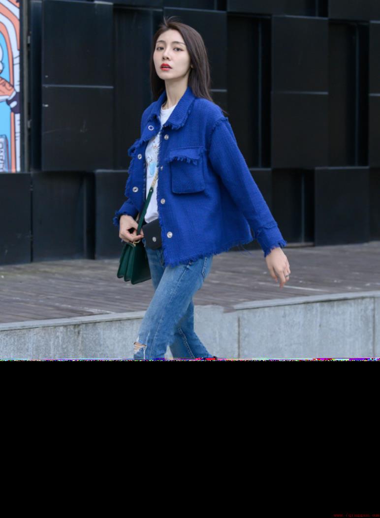 穿什么样的裤子搭蓝色衣服好看