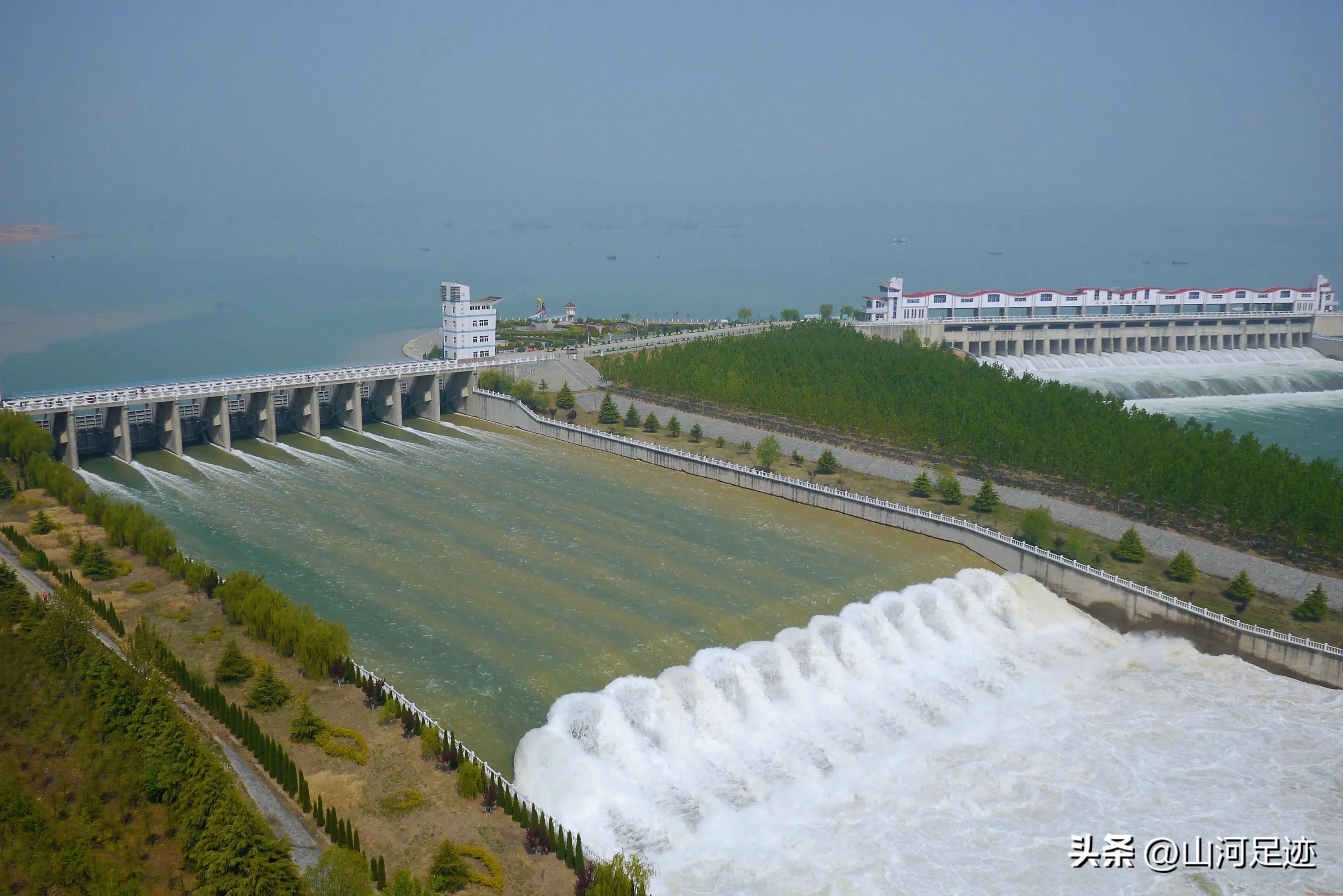 位于东海晶都大道与中华路交汇