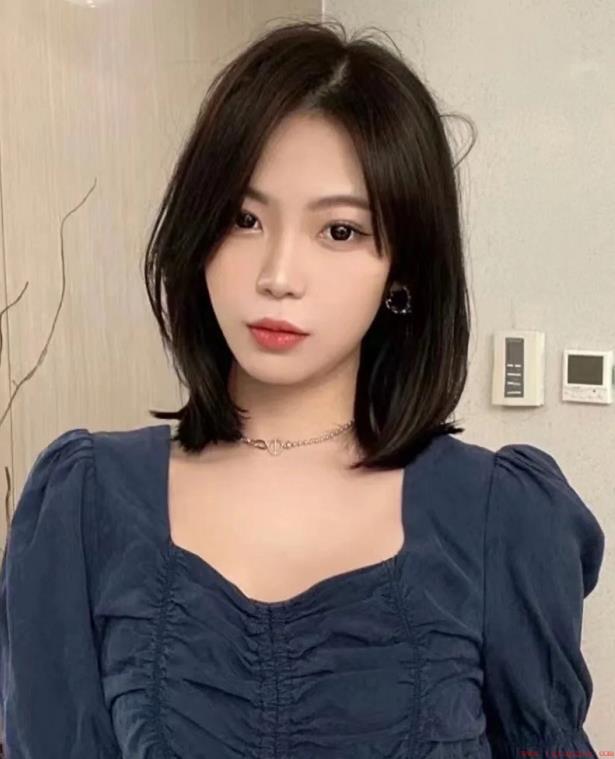 2022年火短发发型女