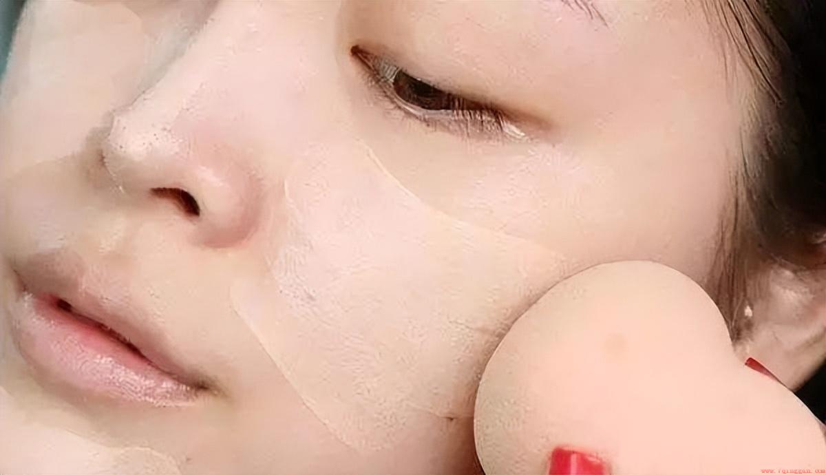 粉底液用什么涂抹好