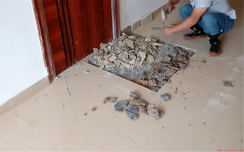 室内地面瓷砖突然拱起来是什么原因