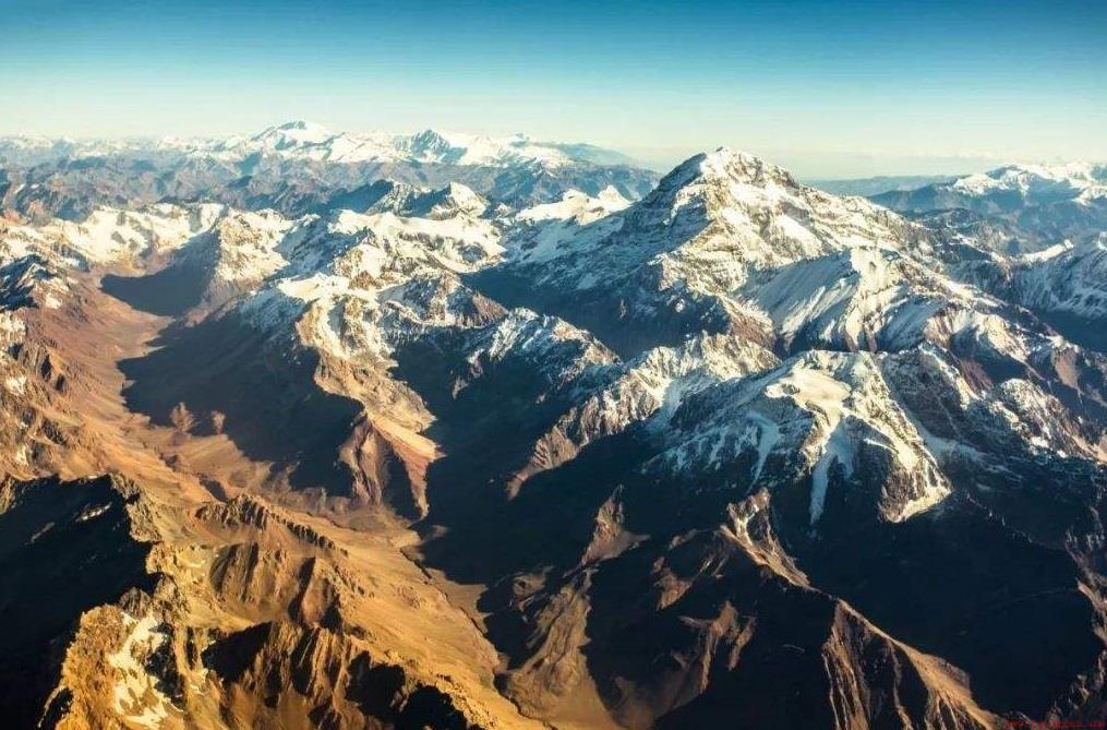 安第斯山脉的地理位置在哪里