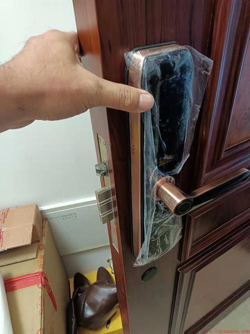 防盗门锁芯卡住转不动怎么办？