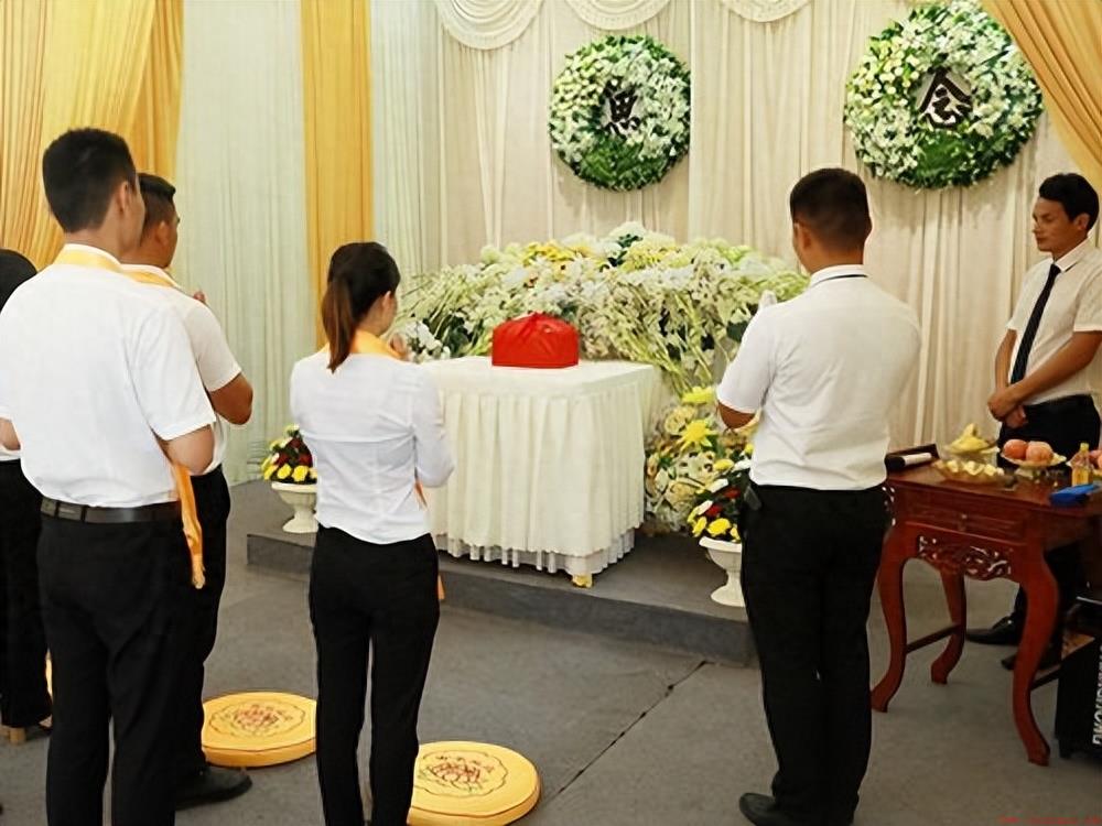 参加丧礼活动向逝者磕四个头