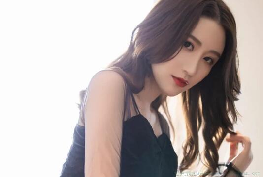 描写女人优雅气质的句子优美