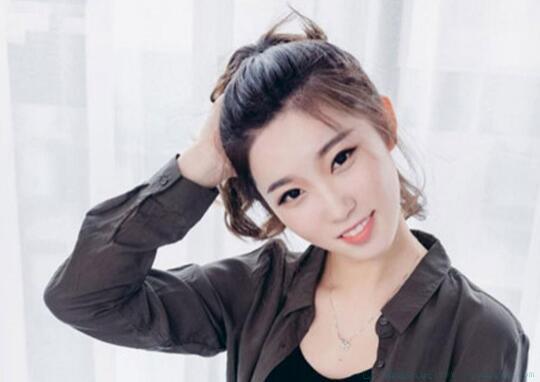 脸上长痘痘的句子