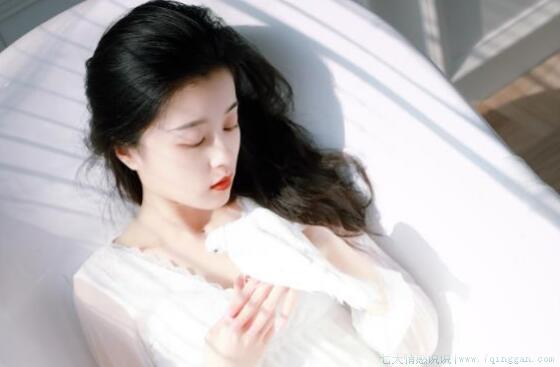 描写河边美景的句子