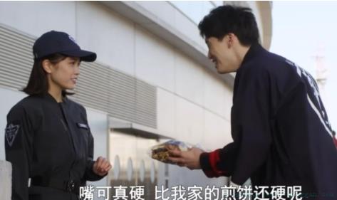 嘴可真硬，比我家煎饼还硬呢是什么意思