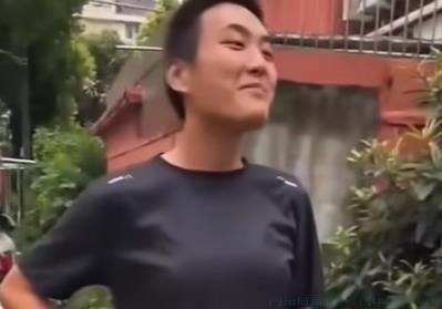 判若两人