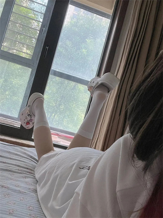 女生为什么喜欢穿白色的袜子 - 第1张