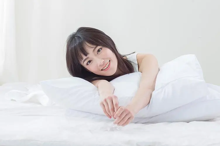 夹枕头是什么意思？怎么夹枕头舒服 - 第1张
