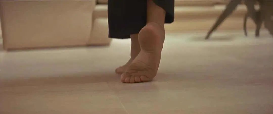 为什么有些男生喜欢亲女生的脚 - 第2张