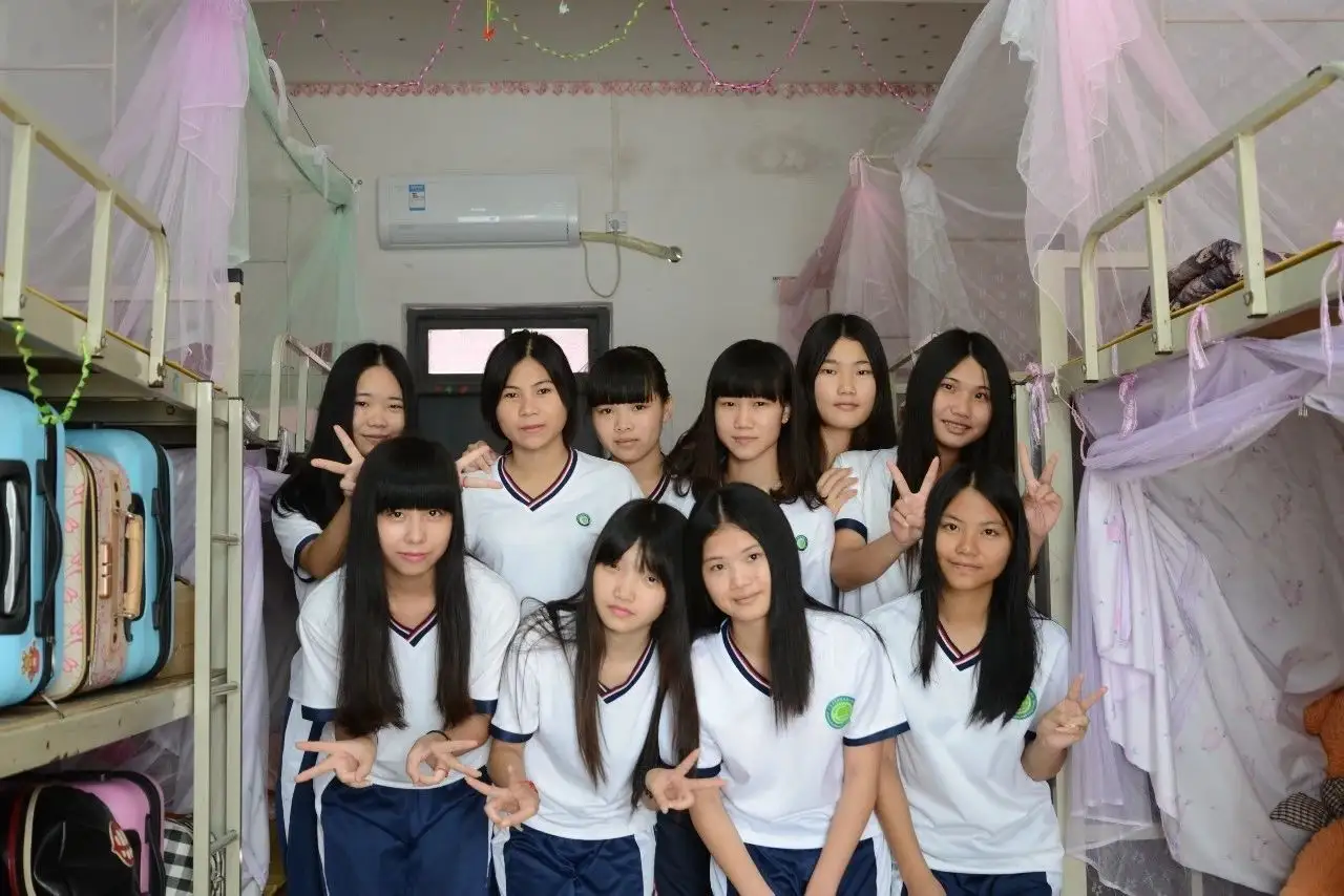 技校里的女生是不是都不干净 - 第1张