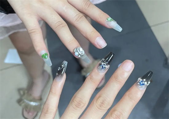 女生为什么中指不做美甲 - 第1张