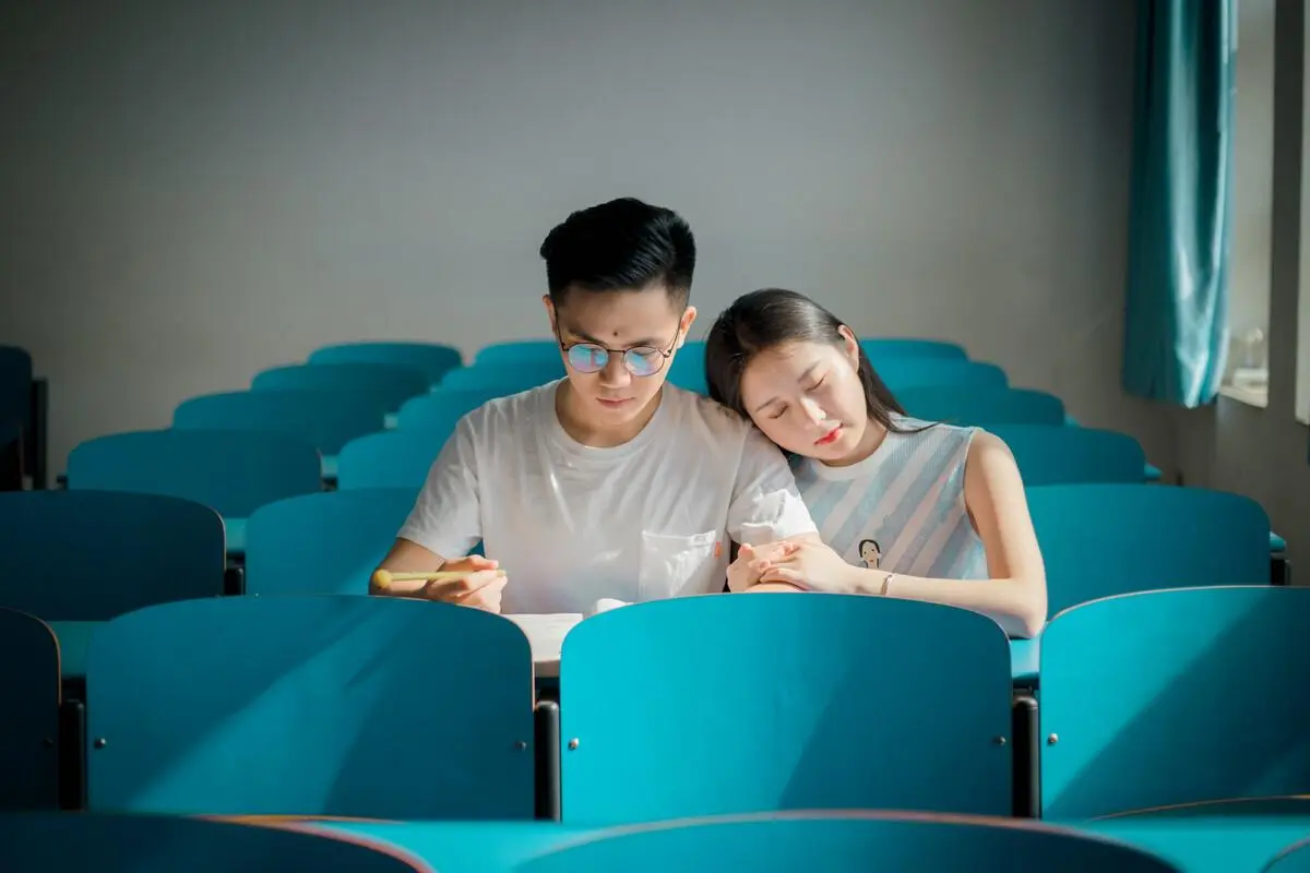 大学男<a href=https://www.7qinggan.com/tags/nvpengyou.html target=_blank class=infotextkey>女朋友</a>上课要坐一起吗 - 第1张