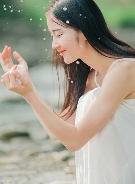 在街上戴着蝴蝶走路怎么戴