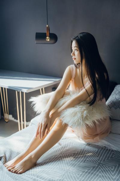 一个女生让你摸她头发表示什么意思 一个女生让你摸她头发表示什么意思