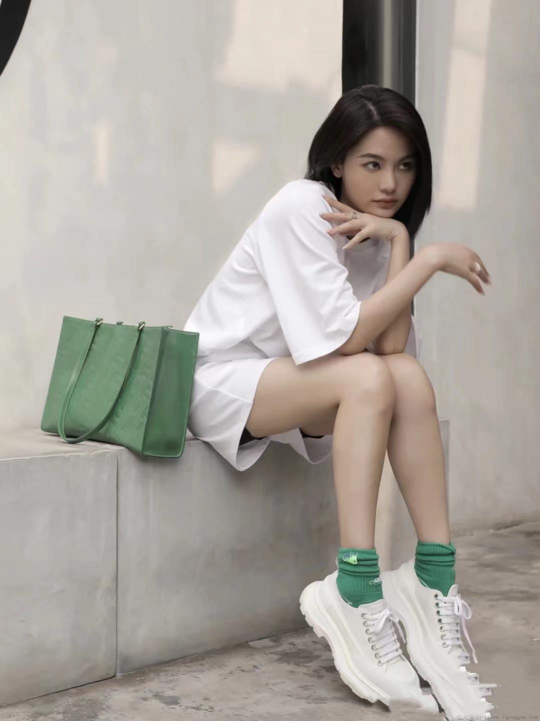 穿白色衣服显黑吗