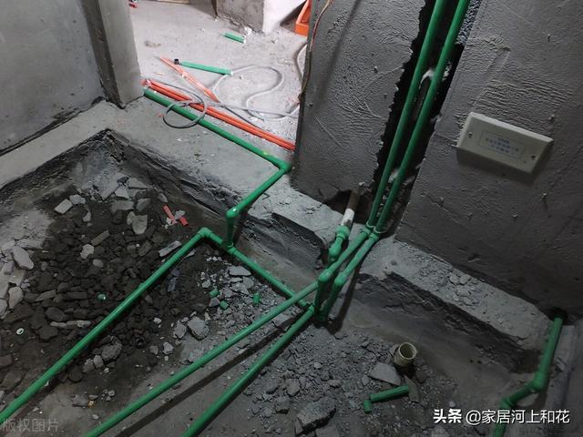 装修房子水管走顶好还是走地好