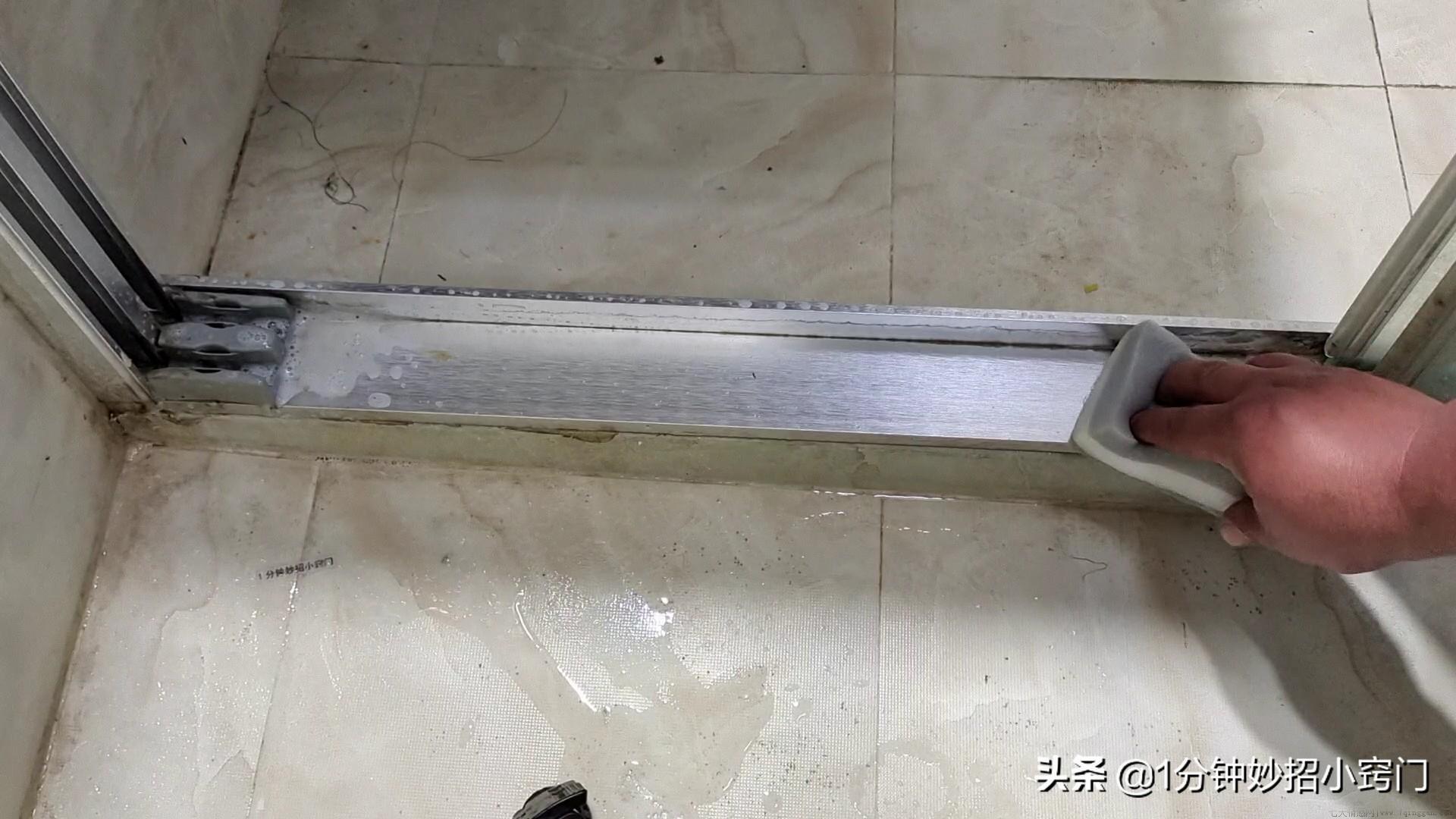 浴室玻璃顽固水垢清除妙招