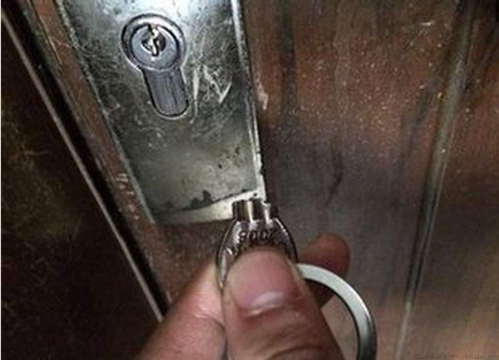 钥匙断了一半在锁里面怎么取出来