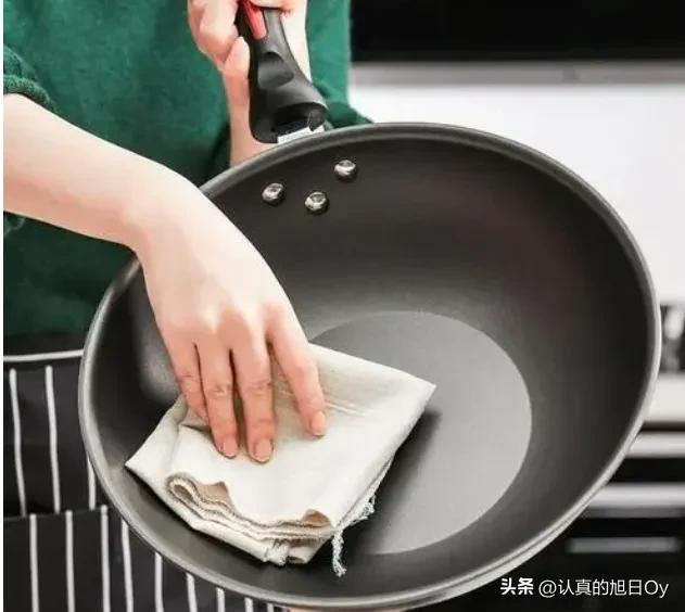 不粘锅涂层刮花了还能用吗